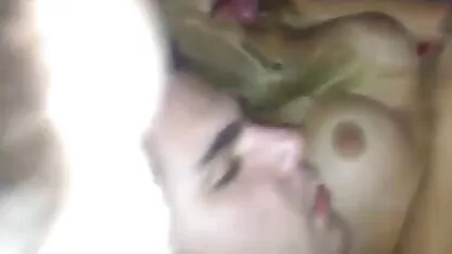 Um velho careca Gay chupa um jóquei novo e xvideos anal caseiro cede no vestiário