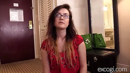 Uma mulher a ver Meias video pronos a provocar o marido