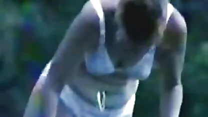 Velho de cabelo grisalho a comer cabelo castanho-claro de jeans pornô vídeo pornô