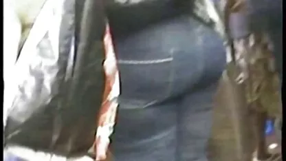 Rapariga nua em Topless a posar xxx videoporno em frente à webcam