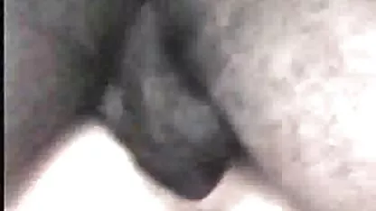Rapariga bonita despindo-se nua em vídeo pornô de coroas gostosas miniatura pessoal